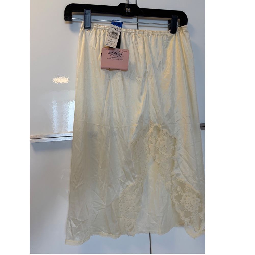 Vanity Fair Vintage Lace Trim High Slit Half Slip Glow Cream Small 24 Inch NWT